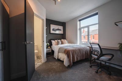 🏡 Luxury Ensuite • 🚆 Walk to Station Main Photo