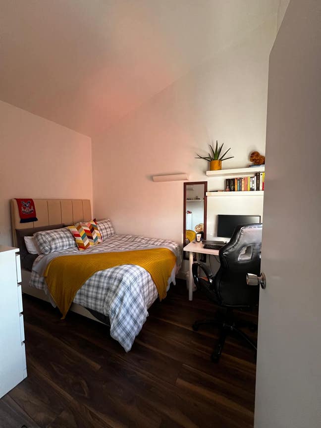 
🏠 Double Room Available in E14 Main Photo