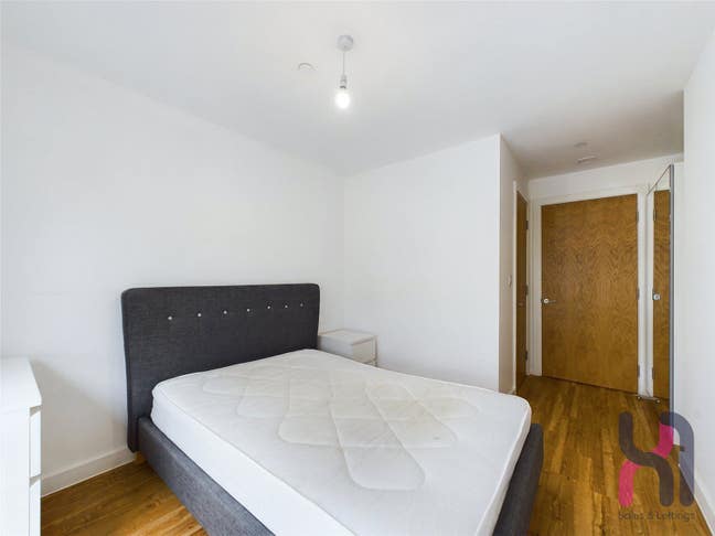 Double Bedroom with separate bathroom available Main Photo