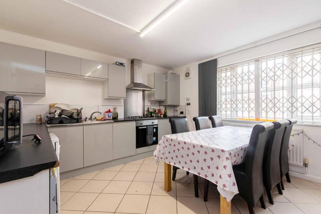 6 bed house walking distance to town centre Main Photo