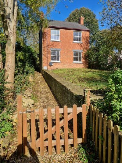 Someone that is tidy and respectful.room available Main Photo