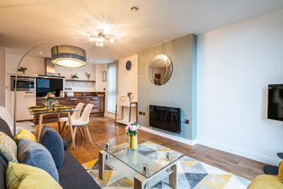 Large 2-Bed Central Apt All Bills Inc Parking! Main Photo