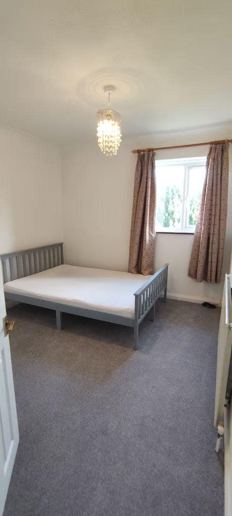 3 bedroom house available in IG6  £2,400 PCM Main Photo