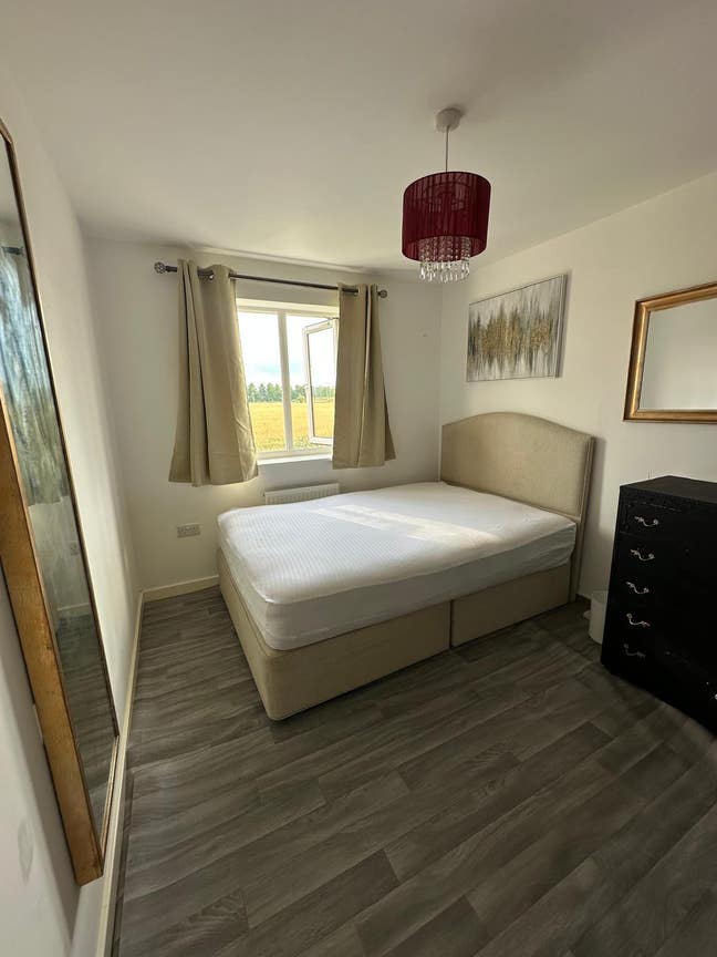 Double room available in Grove, Wantage available  Main Photo