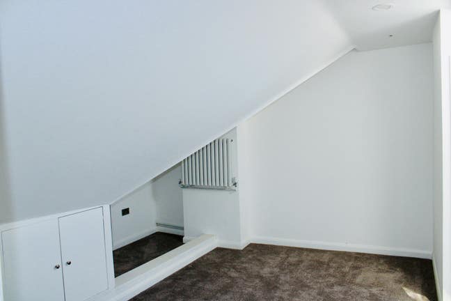 Double Room with Private Toilet in Hendon Central Main Photo