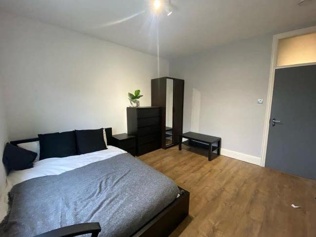 1 Spacious Double Room Available Now Main Photo