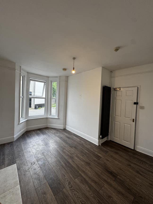  Clean, Spacious & Newly Decorated House Share – A Main Photo