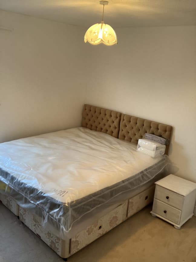 Large room with super king bed  Main Photo