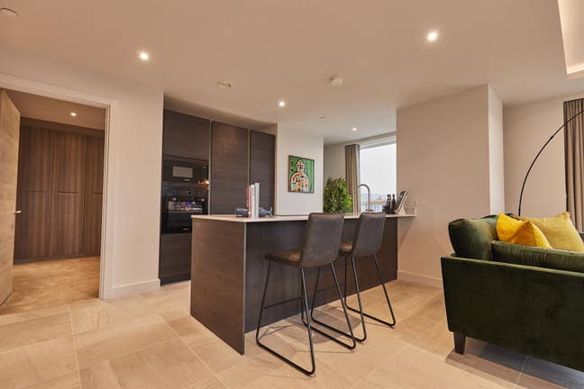 Luxury 2-Bed City Apartment with Skyline Views Main Photo