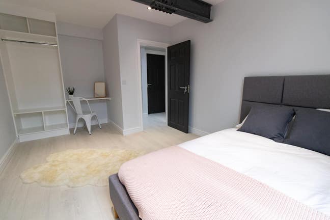 Luxury Room in House Share Main Photo