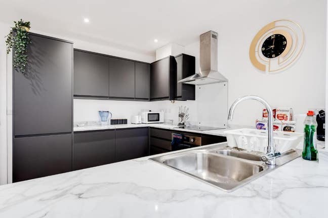 Modern 6-Bed Ensuite Home – Available for Rent Main Photo