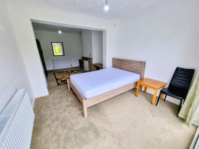 Massive Double bedroom available in Romford RM2 Main Photo