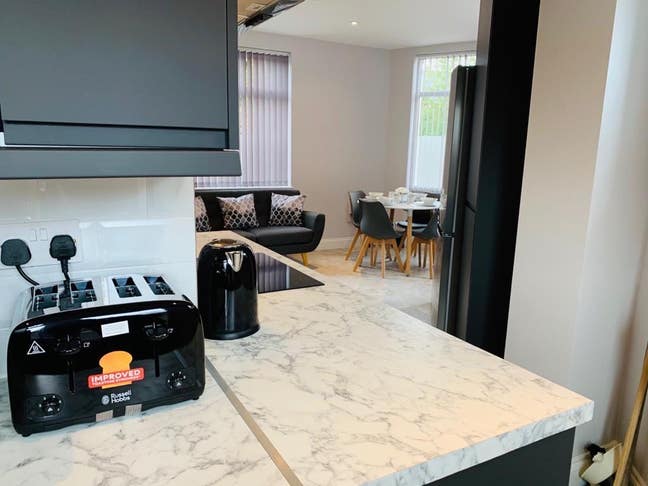 Bright top floor double en-suite Room Main Photo