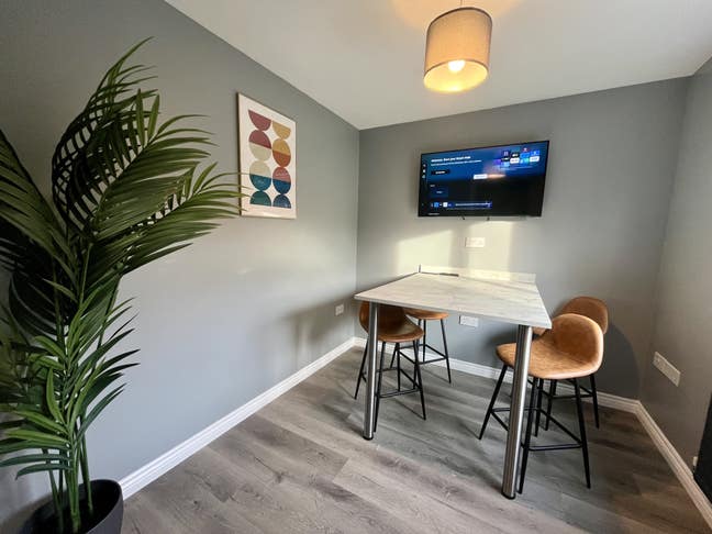 Refurbished en suite room on Orchard park Main Photo
