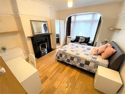 2 Large double rooms available Main Photo