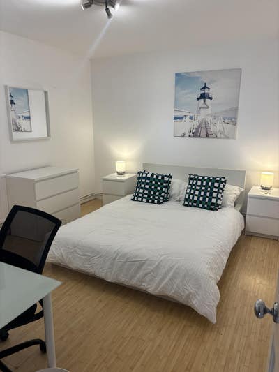 Large rooom minutes from tube Main Photo