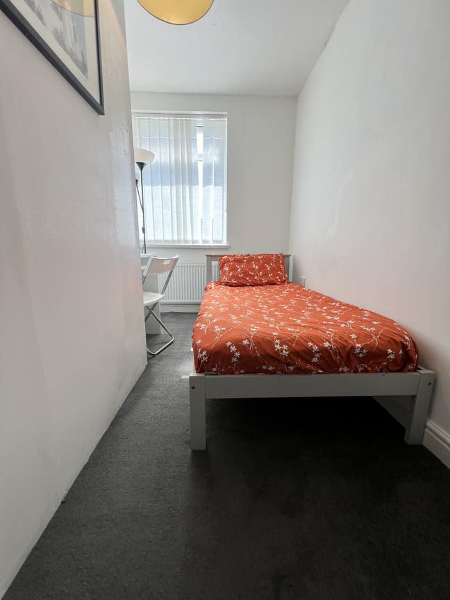  Single  Room  -  Close  to  Hospital Main Photo
