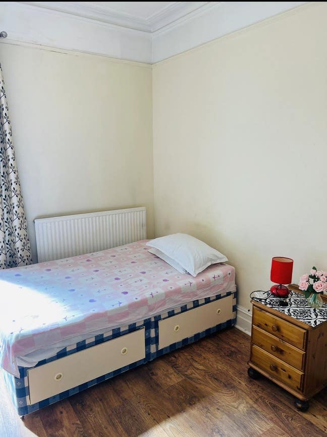 Double Room/ Rooms to let in a very clean house  Main Photo