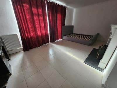 Large bedroom in Blackheath next to station Main Photo