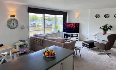 Modern Apartment with River Views Main Photo