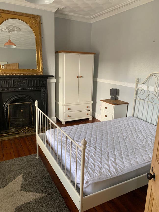 Double bedroom in canalside cottage  Main Photo