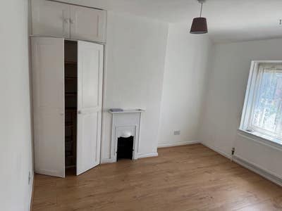 Spacious double room to rent in Dagenham, RM9 Main Photo