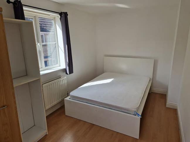 Spacious room to rent in Swindon, SN25 Main Photo