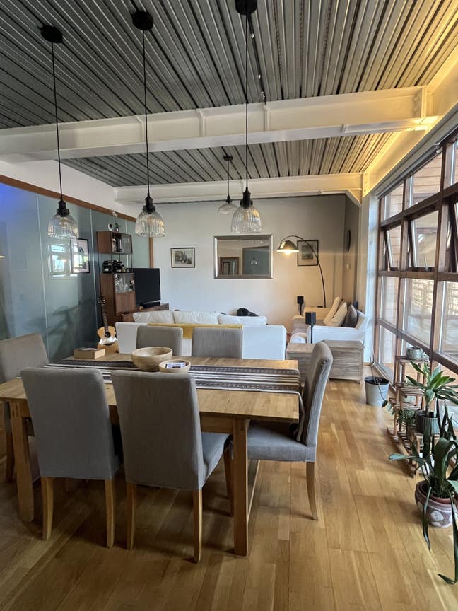 Spacious room in gated flat building Main Photo