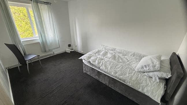 3 bedroom spacious house  (1 double available)  Main Photo