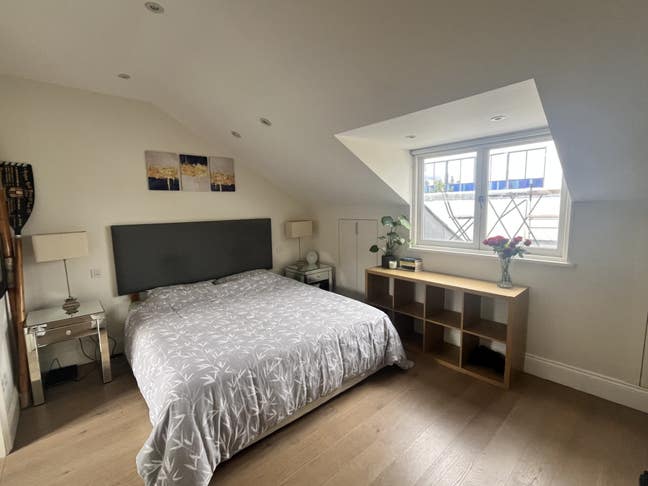 Spacious Double Bedroom with En Suite on Own Floor Main Photo