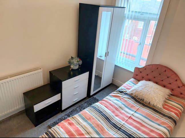 Beautiful Single Room  /house share Main Photo
