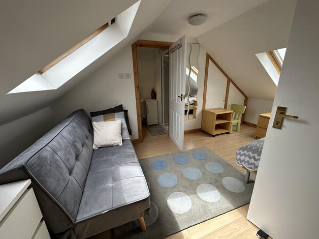 Single Room with en-suite bathroom  Main Photo