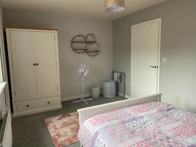 Room for rent in a family home  Main Photo
