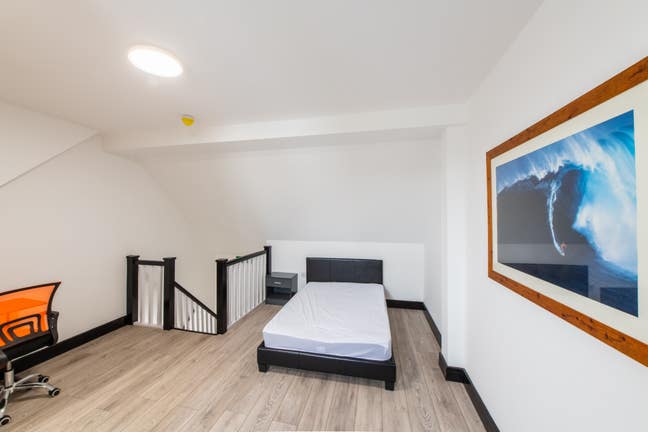 Modern and Stylish Couple Room in Ashford  Main Photo