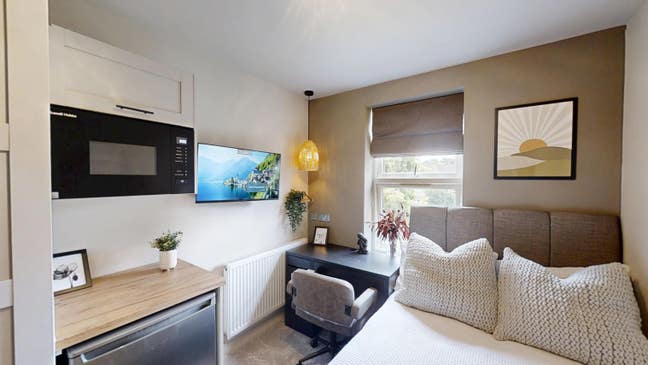Newly Refurbished with En-suites and Kitchenettes! Main Photo