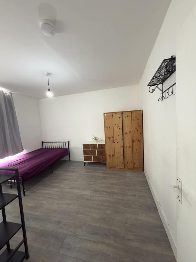 One Room available for rent in a flat Main Photo