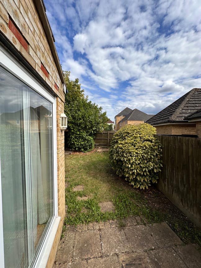 Room available near RHUL -4 min walk to back gate  Main Photo