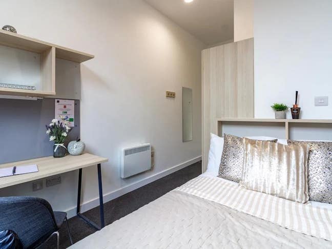Tenancy Takeover Classic Ensuite Straits Village Main Photo