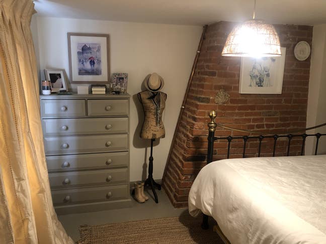Room 4 female professional, ideal 4 Szewell Main Photo