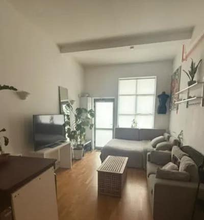 Short-Term Studio w Balcony { Weekly } C. London  Main Photo