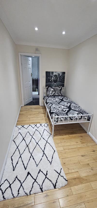 Room available in lovely brand new house Main Photo