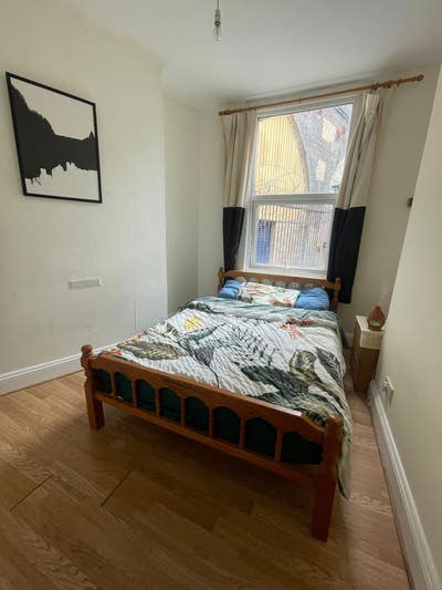 Well located 2 bed near transport links Main Photo