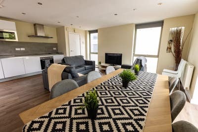 Ensuite Rooms in Modern Townhouse Main Photo