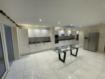 Bright Double Room with En Suite in Bushey Main Photo