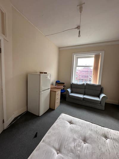 ✨ Spacious Double Room in Calm, Professional Flat Main Photo