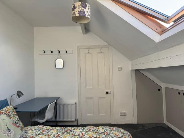 Quiet double room in attic in leafy suburb Main Photo