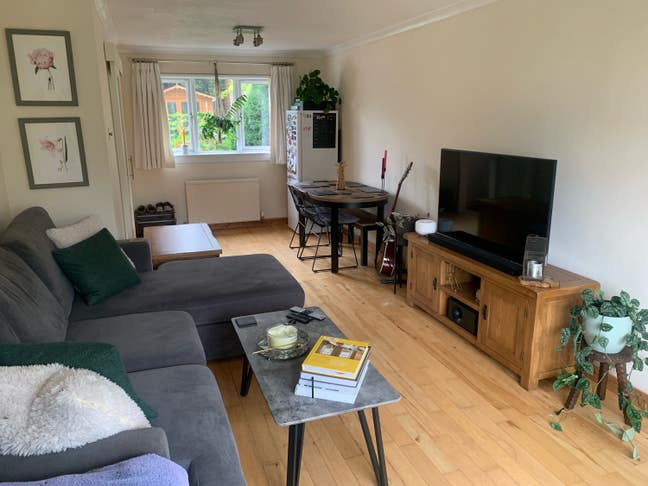 Part furnished double bedroom  Main Photo
