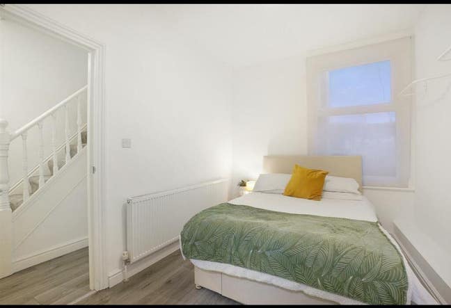 Beautiful Ensuite Room 1Min from Train Station!!! Main Photo