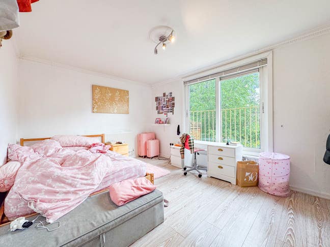 An outstanding 3 bedroom property in N7 Main Photo