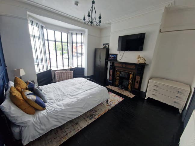 Ensuite room available. 4 mins walk DM Hospital. Main Photo